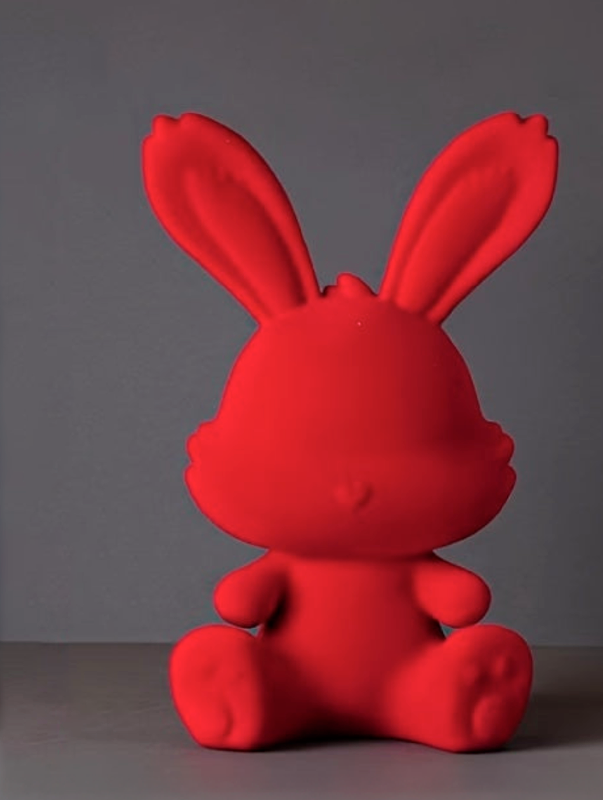 Encantadora estatua decorativa de conejo anime de resina roja/verde